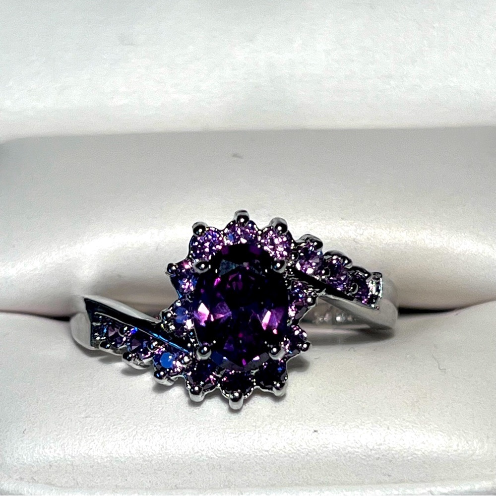🎉 HP 🎉 925 Sterling Silver Oval Cut Amethyst Ring